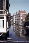 852285 Gezicht op de Oudegrachte te Utrecht, vanaf de Gaardbrug, met de huizen aan de Donkere Gaard.